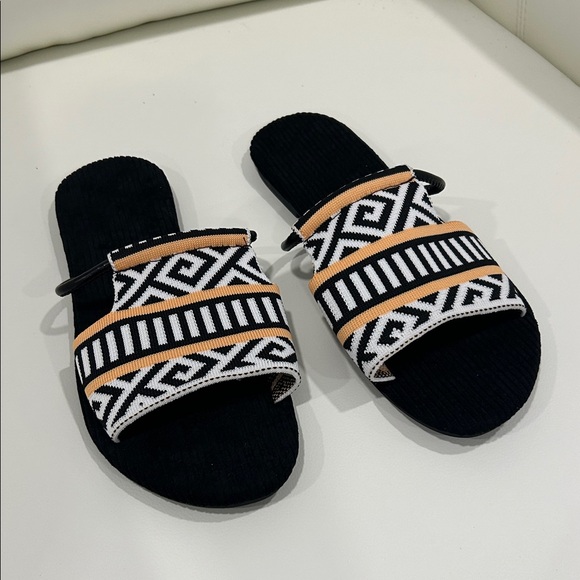 Stylish Black and White Geometric Sandals - Picture 1 of 3